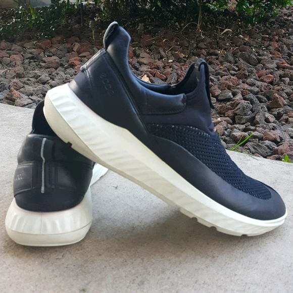 10 ECCO Black Knit Slip On Sneakers